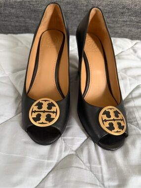 Tory Burch Black Leather Peep-Toe Pumps with Gold Logo Medallion